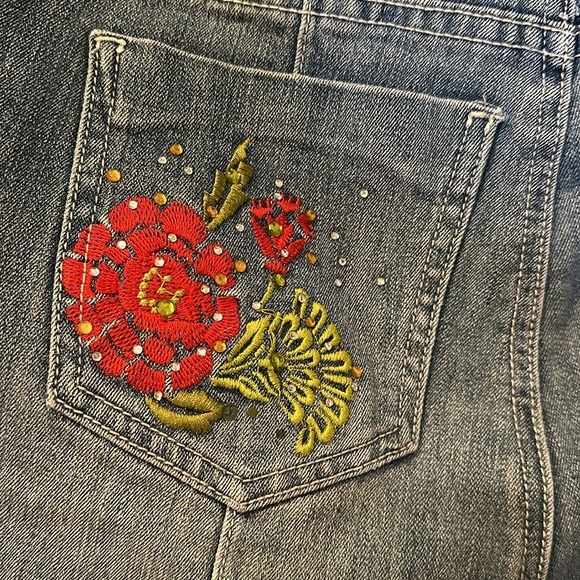 Blue IDentity Capri Size 8 embroidered and bedazzled - Picture 6 of 6